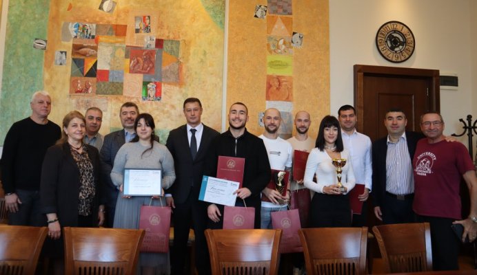 Студенти от Колежа по туризъм получиха грамоти и отличия за изключително представяне на благотворителен кулинарен фестивал