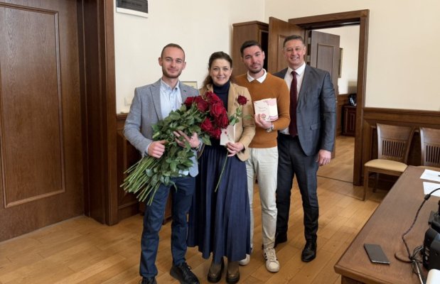 Дамите в Икономически университет – Варна получиха цветя за 8 март от академичното ръководство и Студентския съвет